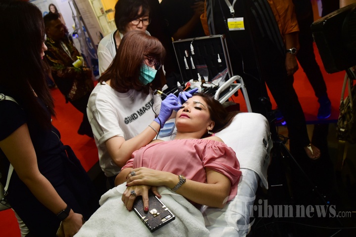 Irma Darmawangsa Lakukan Perawatan Wajah