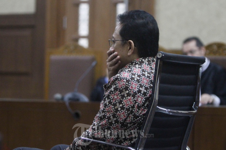 Mantan Ketua DPD RI Irman Gusman mendengarkan tuntutan Jaksa Penuntut Umum (JPU) KPK di Pengadilan Tipikor, Jakarta, Rabu (1/2/2017). Irman Gusman dituntut pidana penjara selama 7 tahun denda Rp 200 juta serta subsider 5 bulan kurungan dan pidana tambahan pencabutan hak politik terkait kasus suap kuota gula impor di Sumatera Barat. 