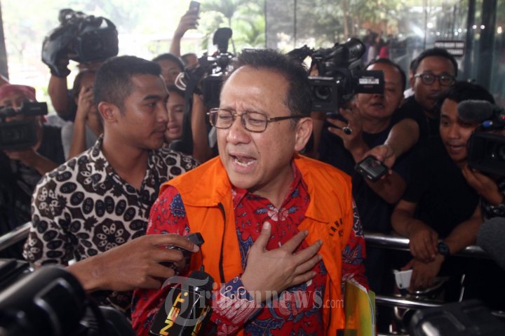 Mantan Ketua DPD RI Irman Gusman kembali menjalani pemeriksaan lanjutan di kantor KPK, Jakarta, Selasa (18/10/2016). Irman Gusman diperiksa sebagai saksi untuk tersangka Xaveriandy Sutanto terkait kasus suap distribusi gula impor di Sumatera Barat. 