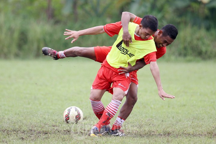 Ismed Sofyan Berebut Bola Dengan Ramdani Lestaluhu