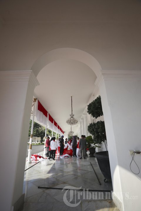 17 Agustus - Seri Tempat Bersejarah: Istana Kepresidenan Yogyakarta (Gedung Agung) - Sejumlah pekerja memasang ornamen berwarna merah putih di Istana Negara Gedung Agung, Kota Yogyakarta, Selasa (11/8/2015). 