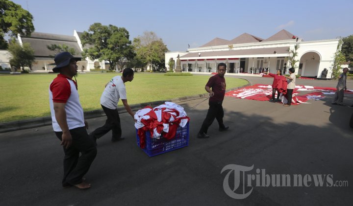 17 Agustus - Seri Tempat Bersejarah: Istana Kepresidenan Yogyakarta (Gedung Agung) - Sejumlah pekerja memasang ornamen berwarna merah putih di Istana Negara Gedung Agung, Kota Yogyakarta, Selasa (11/8/2015).