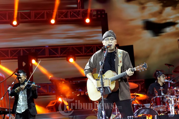 Iwan FalsTampil di Perayaan HUT Ke 24 MNCTV