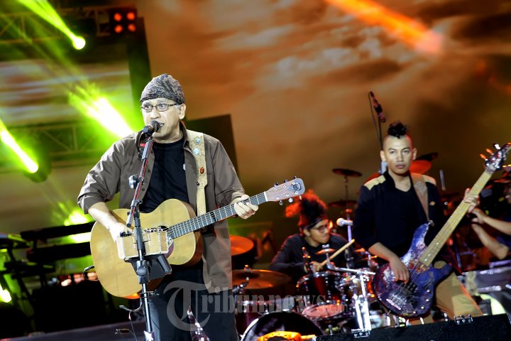 Iwan FalsTampil di Perayaan HUT Ke 24 MNCTV