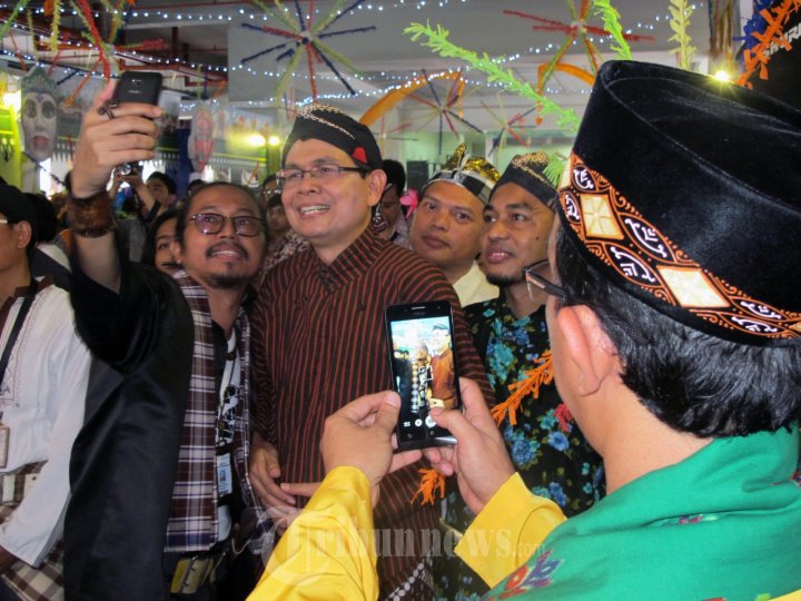 Jacob Oetama Tiup Lilin HUT Gramedia Ke-46