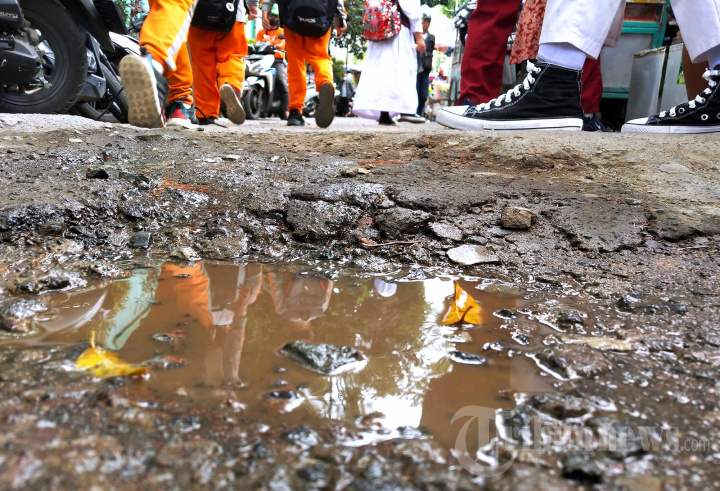 Jalan Asmi Kelurahan Pungkur Kota Bandung Rusak