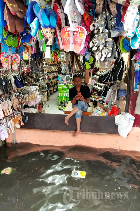 Jalan Dengdek Kopo Sayati Terendam Banjir Cileuncang