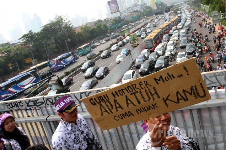 Jalan Gatot Subroto Macet Akibat Aksi Demo Guru Honorer