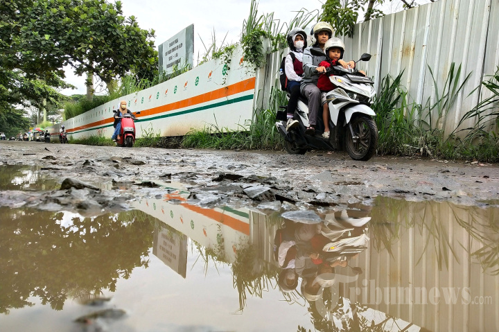 Jalan Radio Palasari Dayeuhkolot Rusak Parah