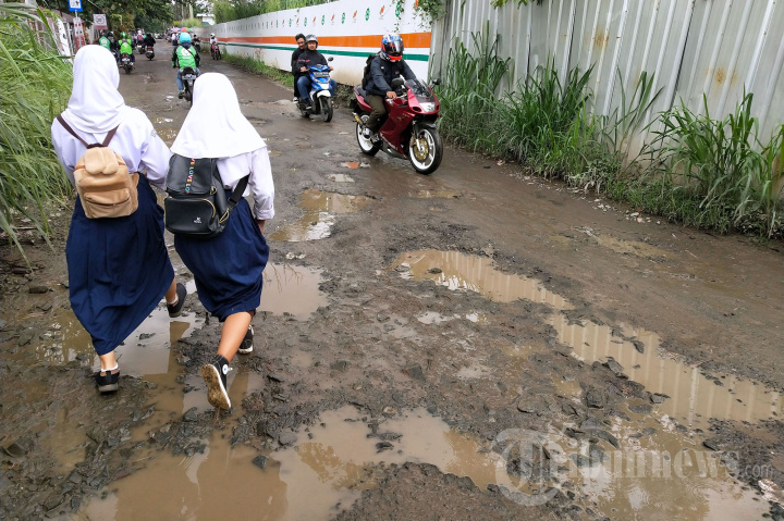 Jalan Radio Palasari Dayeuhkolot Rusak Parah