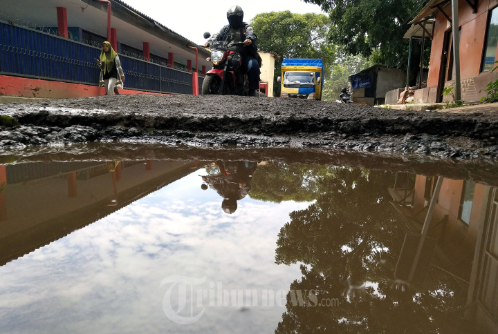 Jalan Radio Palasari Kabupaten Bandung Rusak Parah