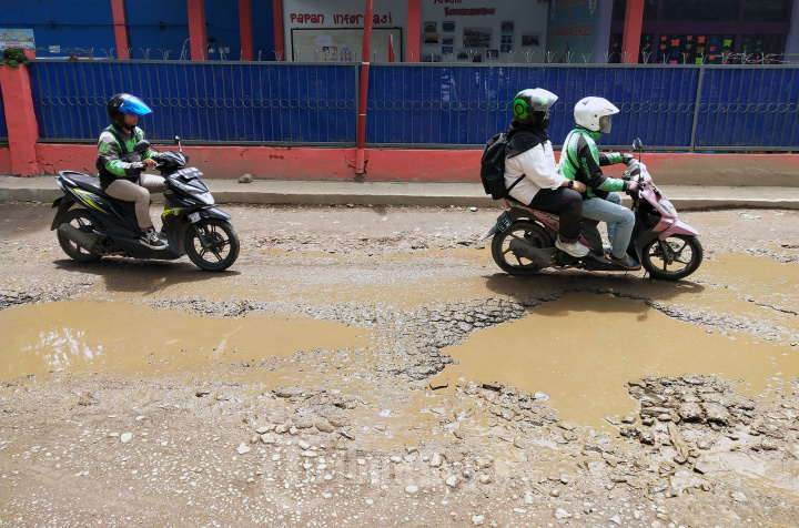 Jalan Radio Palasari Kabupaten Bandung Rusak Parah