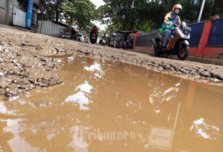 Jalan Radio Palasari Kabupaten Bandung Rusak Parah