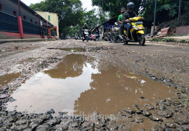 Jalan Radio Palasari Kabupaten Bandung Rusak Parah