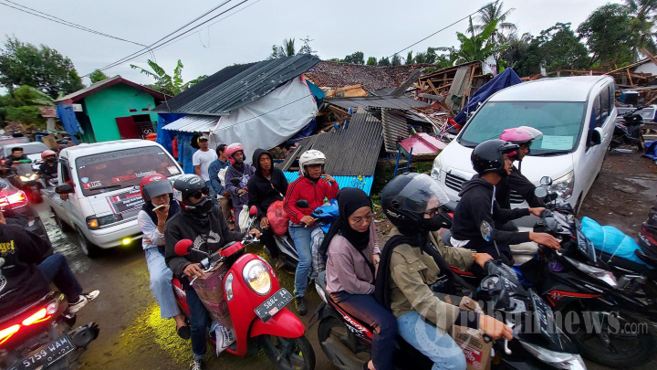 Jalan Raya Nagrak Kabupaten Cianjur Macet