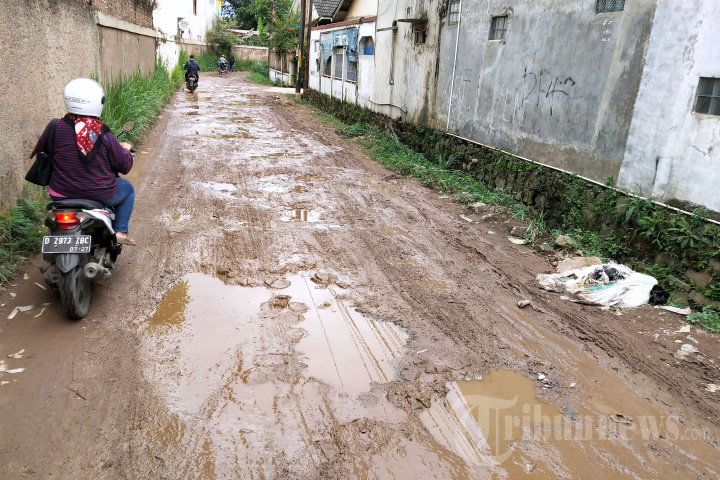 Jalan Rusak di Kampung Cilebak Kabupaten Bandung