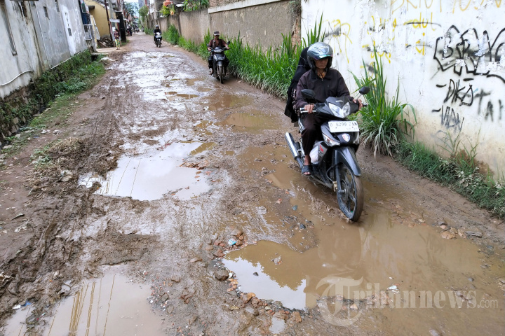 Jalan Rusak di Kampung Cilebak Kabupaten Bandung