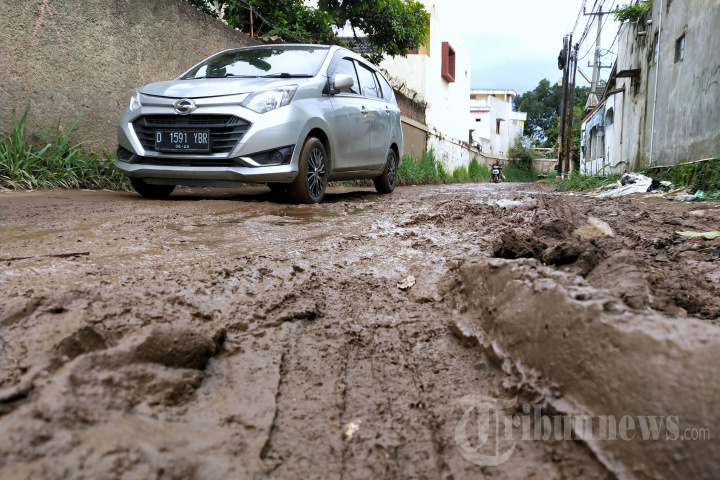 Jalan Rusak di Kampung Cilebak Kabupaten Bandung