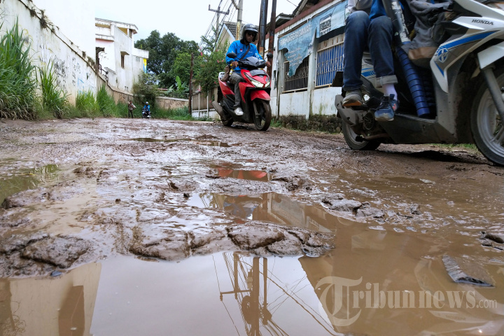 Jalan Rusak di Kampung Cilebak Kabupaten Bandung