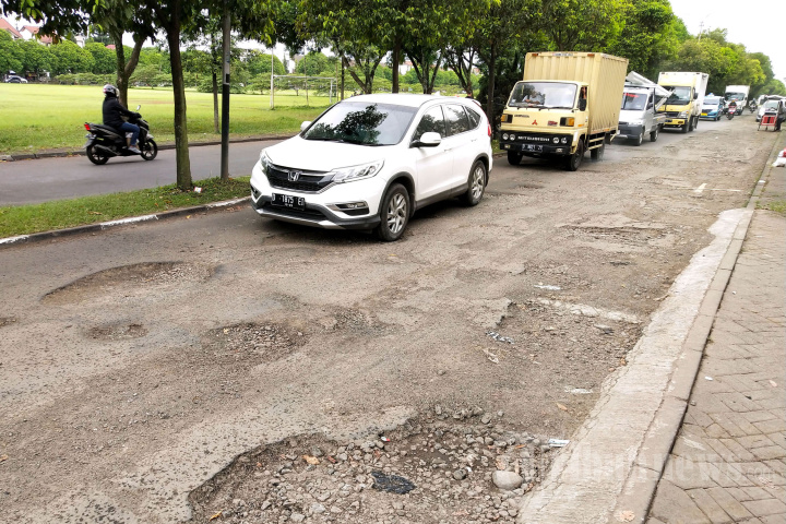 Jalan Rusak di Kompleks Batununggal Indah Kota Bandung