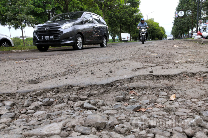 Jalan Rusak di Kompleks Batununggal Indah Kota Bandung