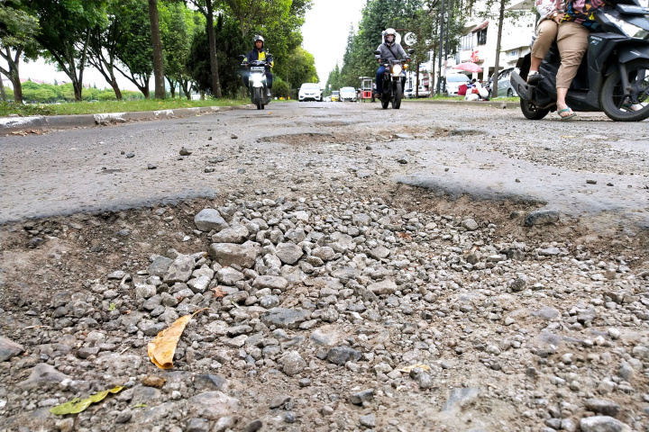 Jalan Rusak di Kompleks Batununggal Indah Kota Bandung