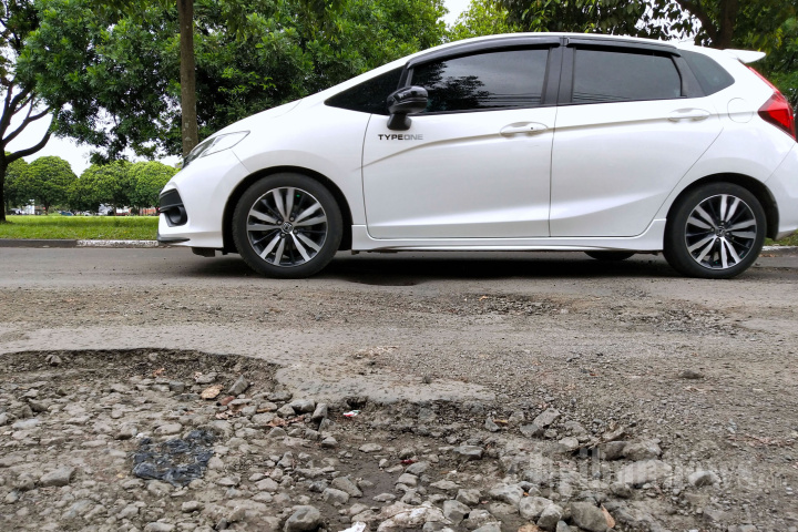 Jalan Rusak di Kompleks Batununggal Indah Kota Bandung