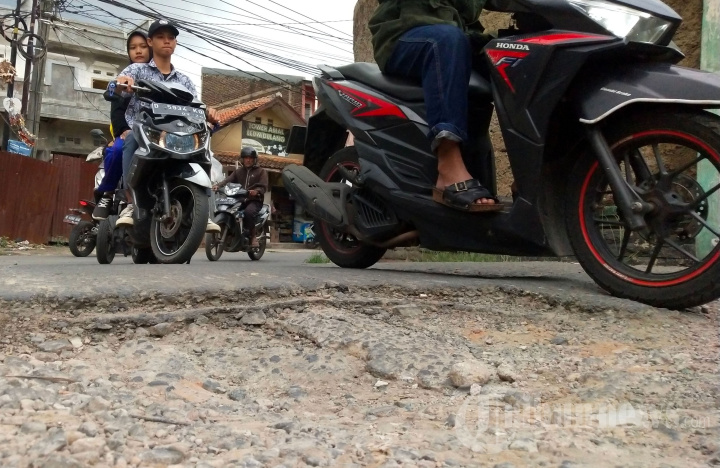 Jalan Rusak di Tikungan Bojongkukun Kabupaten Bandung