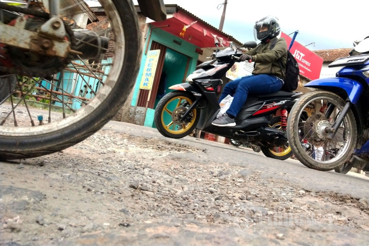 Jalan Rusak di Tikungan Bojongkukun Kabupaten Bandung