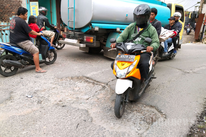 Jalan Rusak di Tikungan Bojongkukun Kabupaten Bandung