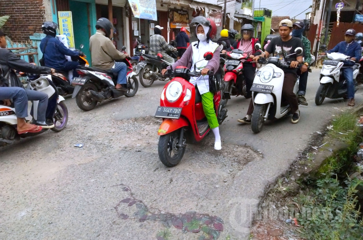 Jalan Rusak di Tikungan Bojongkukun Kabupaten Bandung