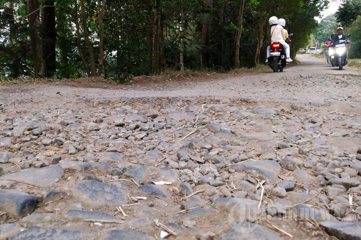 Jalan Rusak Menuju Objek Wisata Tebing Keraton