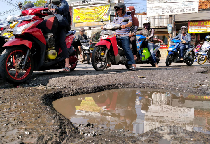 Jalan Rusak Sumber Kemacetan di Persimpangan Cangkuang
