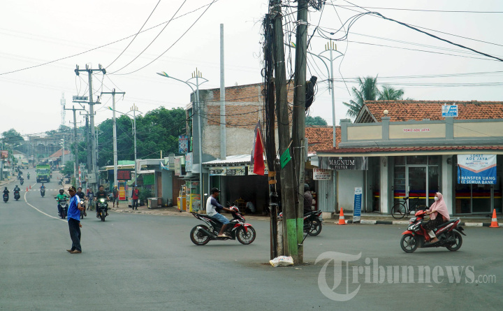 Jalan Sudah Dicor Tiang Listrik Belum Pindah