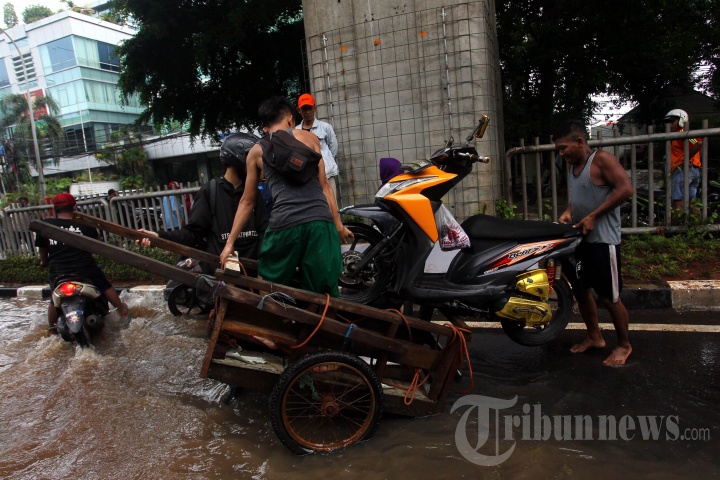 Jalan Terputus Akibat Banjir di Jalan Tendean Jakarta Selatan