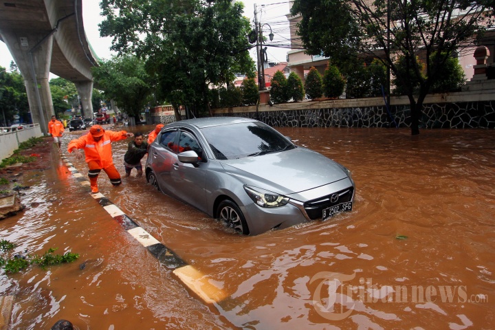 Jalan Terputus Akibat Banjir di Jalan Tendean Jakarta Selatan