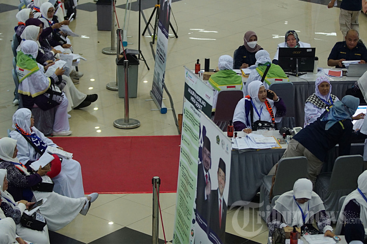 Jamaah Calon Haji Tiba di Asrama Haji Pondok Gede