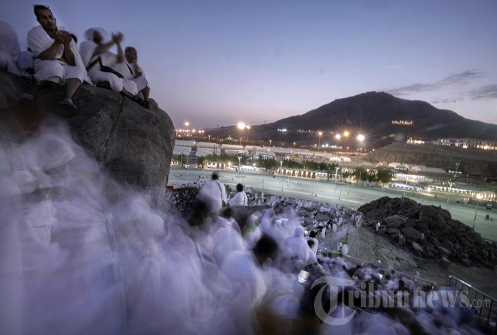 Jamaah Haji Wukuf di Arafah (Jabal al-Rahma)