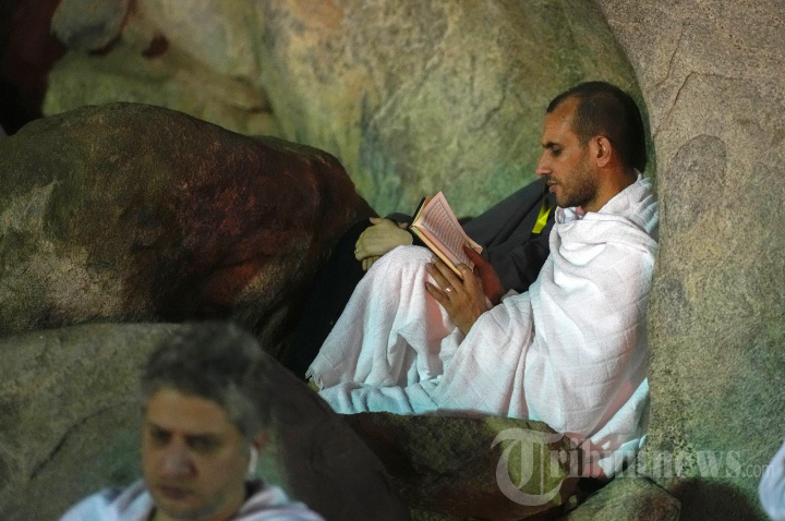 Jamaah Haji Wukuf di Arafah (Jabal al-Rahma)