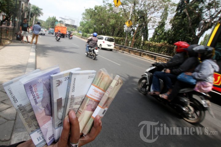 Jasa Penukar Uang Reeceh di Pinggi Jalan