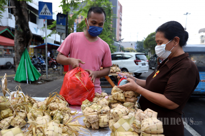 Jelang Idul Adha, Ramai Bermunculan Penjual Ketupat Matang