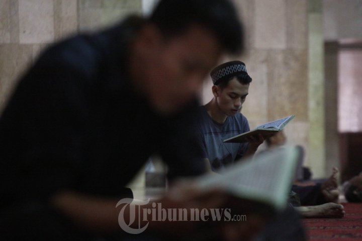 Jemaah Itikaf dan Tadarus Al-Quran di Masjid Istiqlal