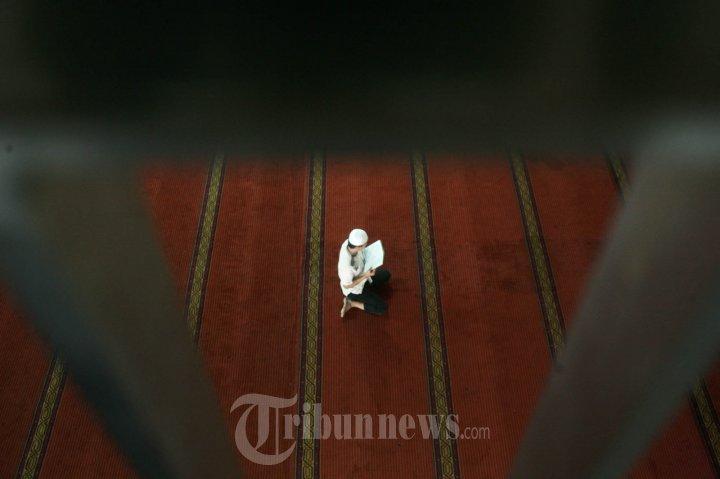 Jemaah Itikaf dan Tadarus Al-Quran di Masjid Istiqlal