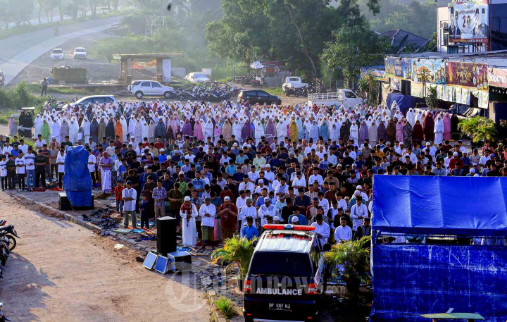 Jemaat Lakukan Salat Idul Adha di Kota Batam