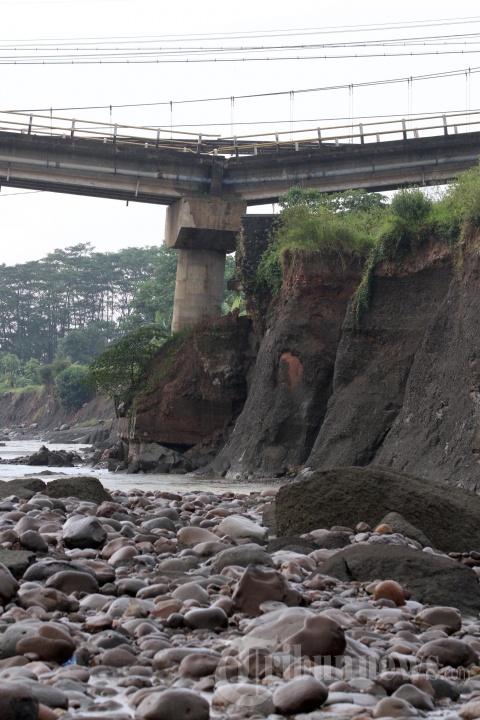 Jembatan Cipamingkis Belum Selesai Diperbaiki