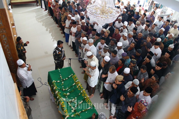 Jenazah Alm KH Hasyim Muzadi di Salatkan