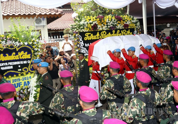 Jenazah BJ Habibie Diberangkatkan ke TMP Kalibata