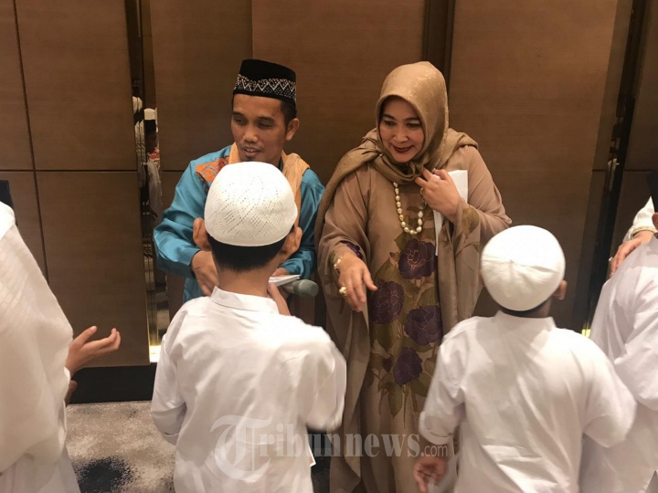 Jenny Rachman Berbagi Bersama Yatim Piatu