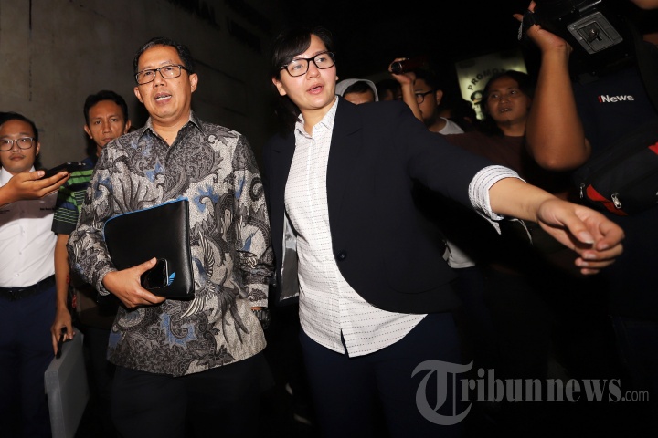 Joko Driyono Diperiksa 11 Jam, Ratu Tisha Setia Menemani