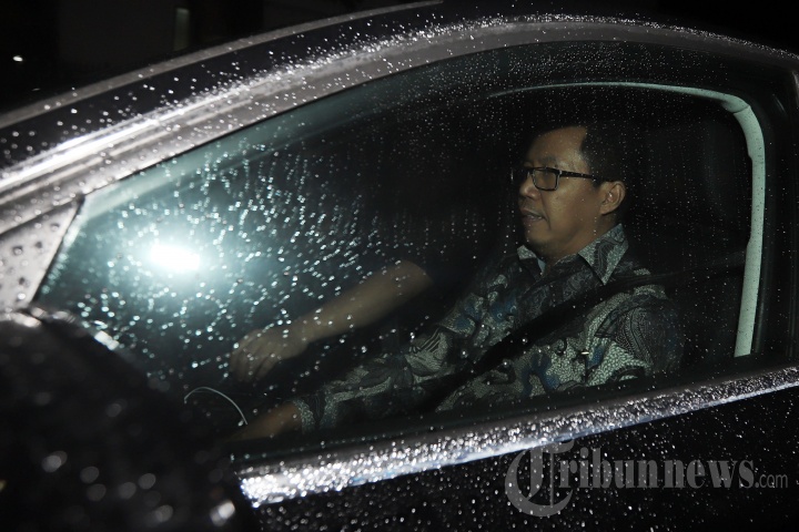 Joko Driyono Diperiksa 11 Jam, Ratu Tisha Setia Menemani